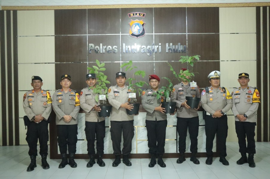 Peringati Ulang Tahun dengan Cara Berbeda, Personel Polres Inhu Terima Bibit Pohon dari Kapolres