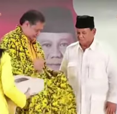 Airlangga Pakaikan Jaket Golkar di Rapimnas, Prabowo Beri Hormat