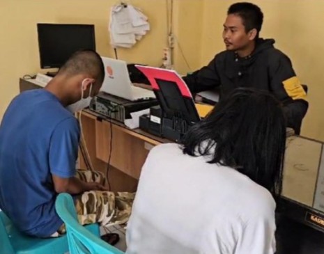 Duh! Wanita Ini Ditangkap Saat Nyabu Bareng Anak di Rumah