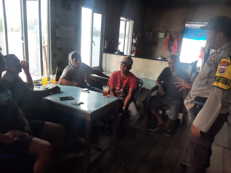 Di Kedai Kopi Sederhana, Babinkamtibmas Desa Rotan Semelur Gelar Cooling System