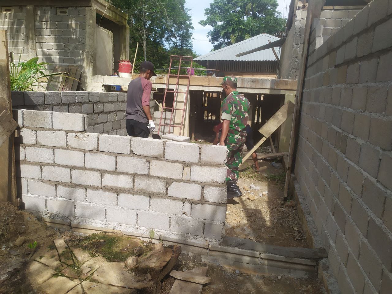 Babinsa Koramil 05/Peranap Bantu Masang Batako Rumah Milik Warga Desa Selunak