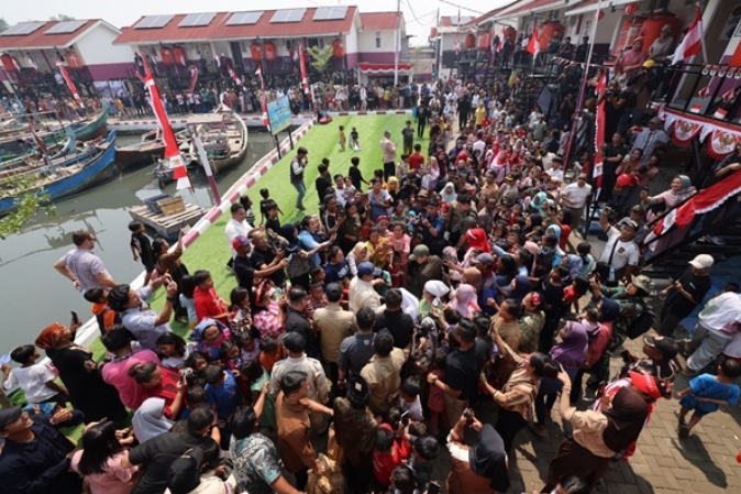 Disambut Warga, Prabowo Subianto Kunjungi Rumah Apung Muara Angke