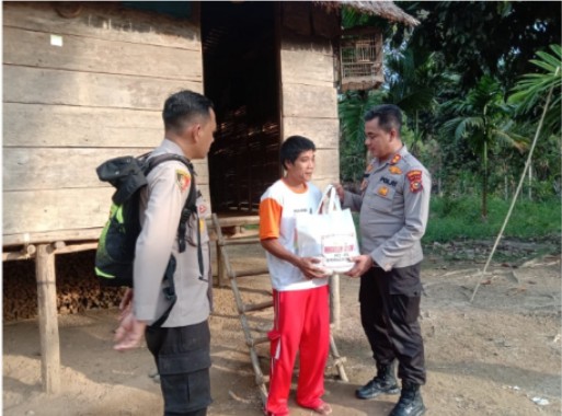 Kapolres Inhu Antarkan Bantuan Untuk Masyarakat Pedalaman Suku Talang Mamak