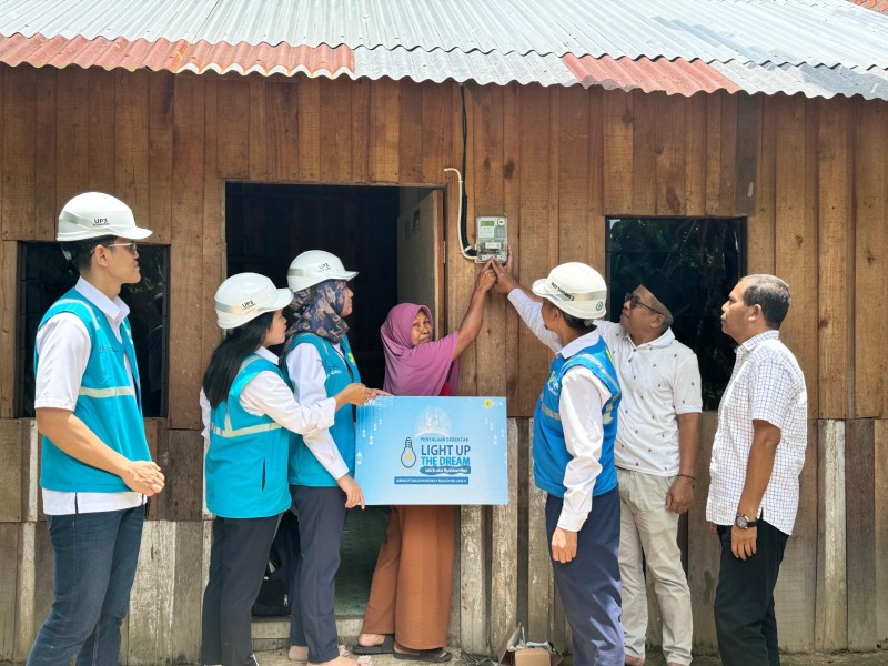 PLN Lanjutkan Komitmen Sosial Melalui Program Light Up The Dream di Kampar