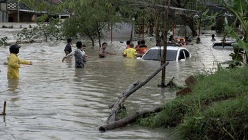 Banjir Tiba-tiba Terjang Tembalang Semarang, Warga Naik ke Atap Rumah