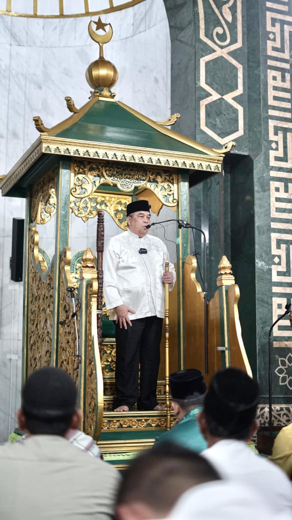 Usai Jadi Khatib Jumat, Balon Walikota Edy Nasution Ziarah ke Makam Pendiri Pekanbaru dan Makan Bersama Anak Yatim