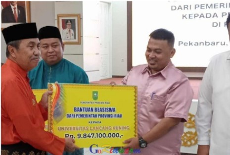 Serahkan Beasiswa ke Perguruan Tinggi, Gubri Syamsuar: SDM yang Terdidik akan Tentukan Kemajuan Riau