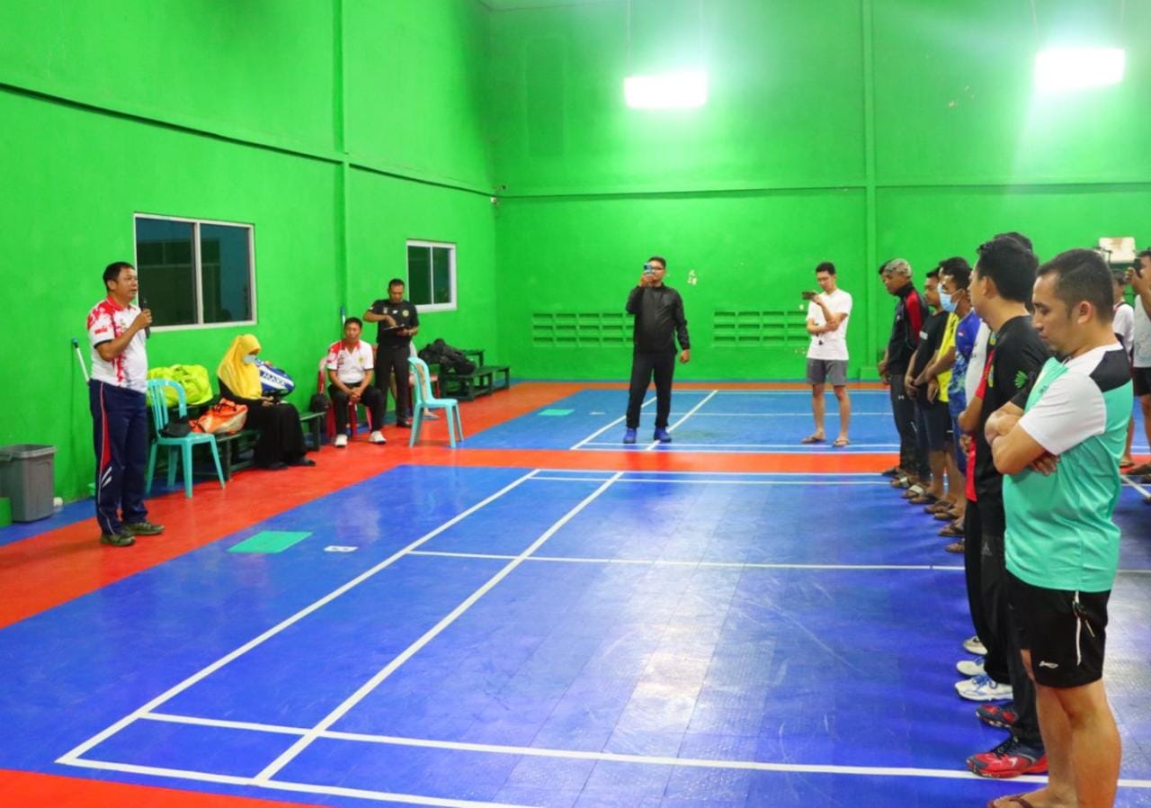 PBSI Berikan Apresiasi ke Polres Inhu dan PSMTI Diturnamen Bulu Tangkis
