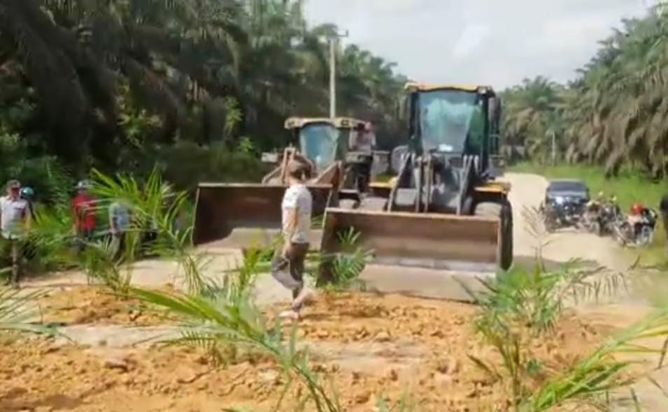Mantan Direktur PT NHR Pasang Plang Larangan Masuk Menuju PKS PT NHR