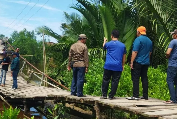 Dinas PUTR Inhil akan Perbaiki Jembatan Rusak di Desa Tekulai Hilir