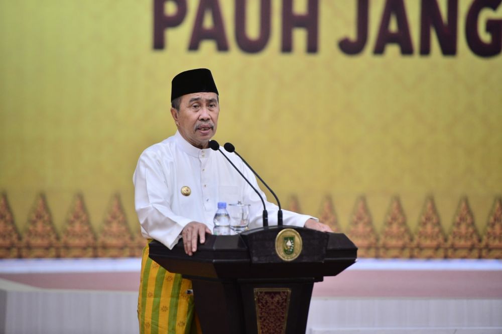 Gubri dan Seluruh OPD Pemprov Riau Salat Tarawih Perdana di Masjid Raya Annur Riau