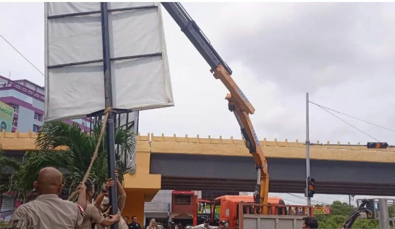 Pemko Pekanbaru Bongkar 151 Tiang Reklame Ilegal Rugikan Miliaran Rupiah