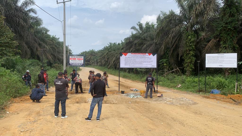 Hendry Wijaya Kembali Pasang Plang Ditanah Milik Nya, Jika Perusahaan Merasa Dirugikan Ya Bangun Jalan Sendiri