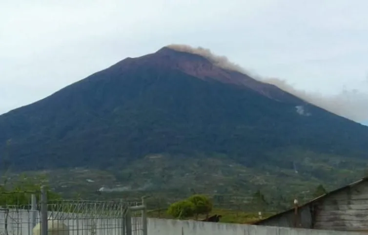 Gunung Kerinci alami erupsi, semburan abu capai 150 meter