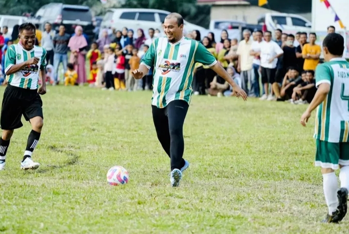 Sportif dan Dekat Warga, Bupati Inhu Ikut Main Bola Lawan Tim Kades di Kelayang