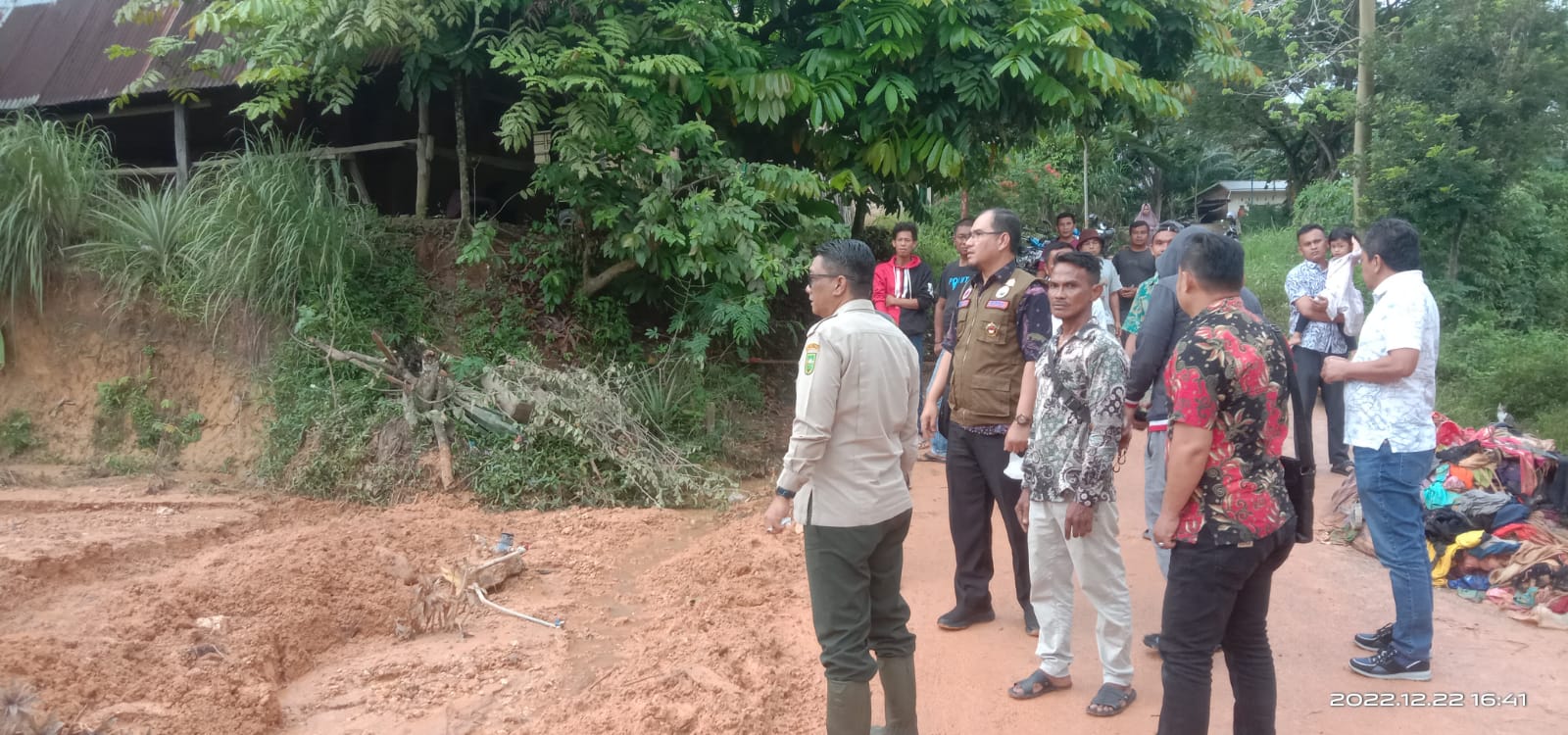 BPBD Riau Tinjau dan Bantu Keluarga Korban Rumah Longsor di Tenayan Raya
