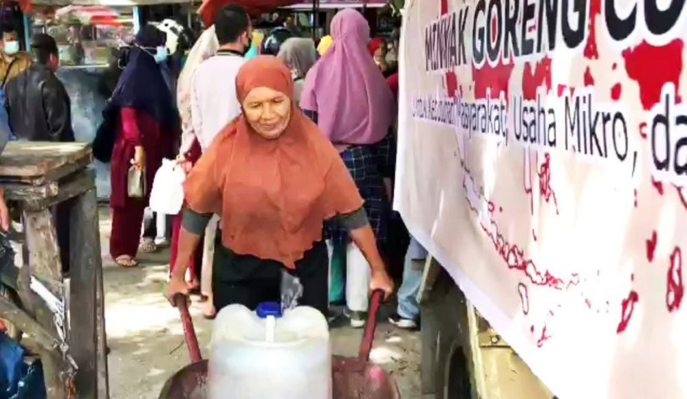 Operasi Pasar Minyak Goreng Curah Murah Pemprov Riau Diserbu Warga