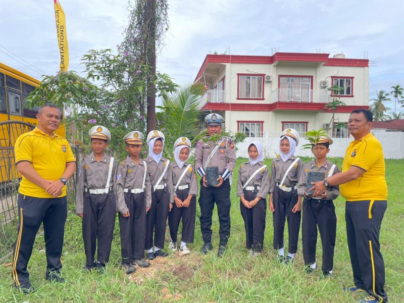 Kolaborasi PT TPP dan Polsek Pasir Penyu Wujudkan Green Policing lewat Penanaman Ribuan Pohon