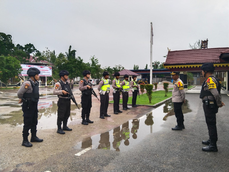 Polisi Inhu Bersenjata Lengkap dikirim Ke Siak, Misi Apa?