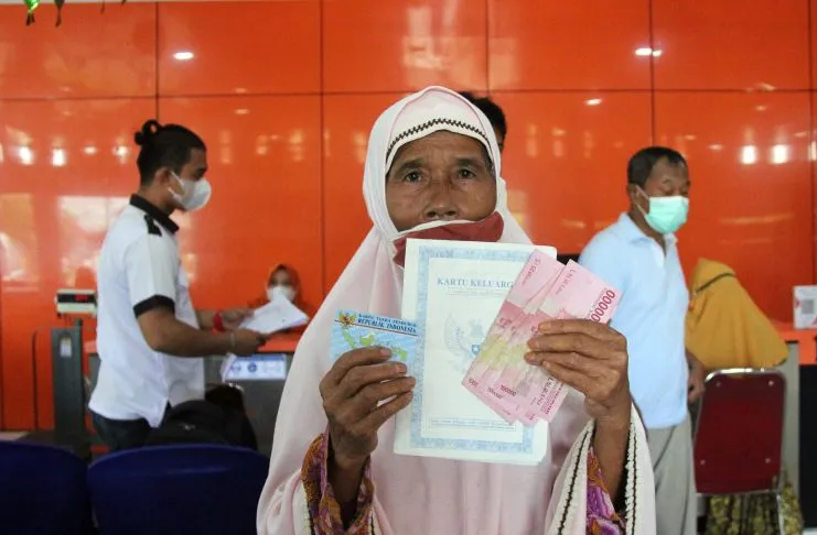 Pemprov Riau Salurkan Bansos Rp1,6 Miliar