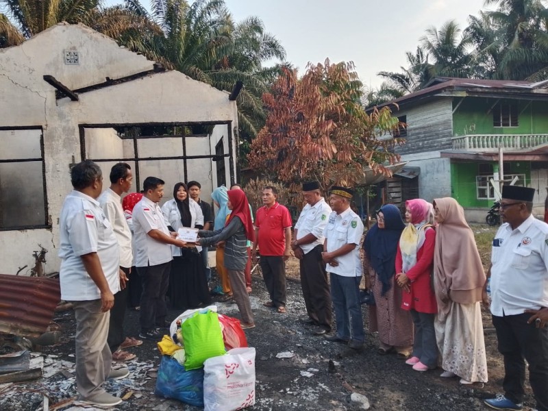 Pengurus IKM Rengat Barat Serahkan Bantuan Tunai dan Pakaian untuk korban Kebakaran