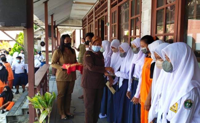 Petani Sawit di Seruyan Berikan Beasiswa Untuk Sejumlah Pelajar Di Desa