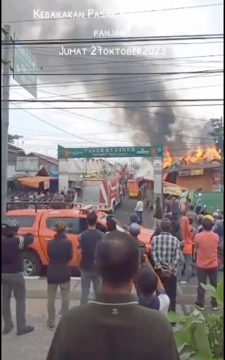 Pasar Kuliner Padang Panjang Terbakar, 9 Rumah dan Warung Hangus