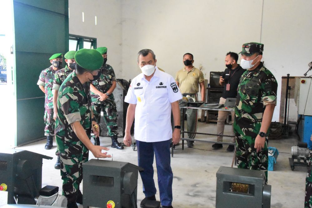 Gubri Bersama Danrem 031 WB Tinjau dan Uji Coba Mesin Serut Lidi UMKM