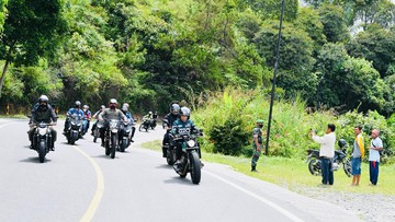 Jokowi: Rugi Enggak Naik Motor di Danau Toba