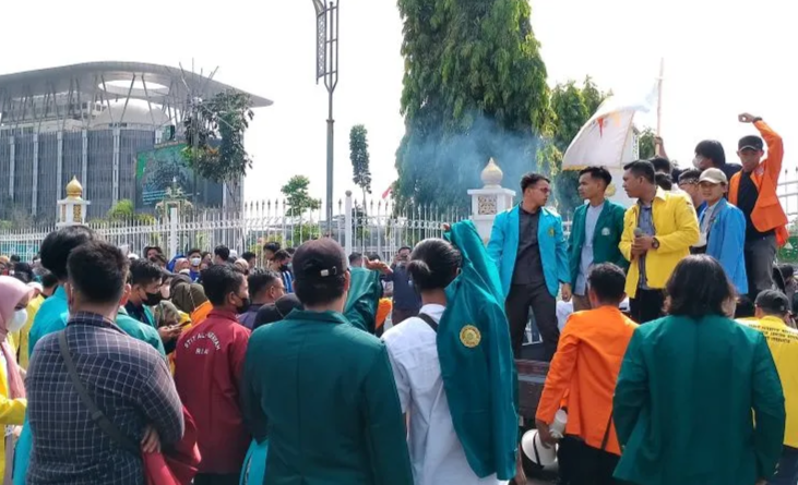 Turun ke Jalan, Mahasiswa Desak Gubri Atasi Krisis Minyak Goreng
