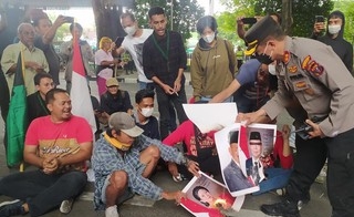 Massa Demo BBM di Medan Bakar Poster Puan Maharani