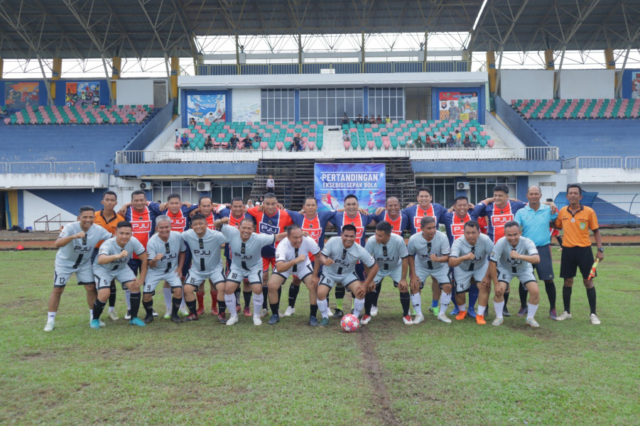Pupuk Kebersamaan, Polres Inhu Tanding Sepak Bola PJU Versus Kapolsek dan Perwira