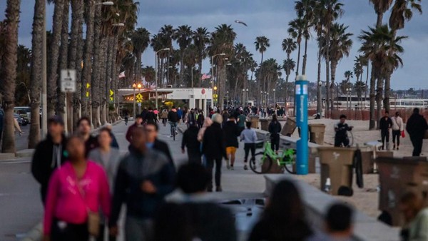 Pesawat Jatuh Menghantam Pantai California, 1 Orang Tewas