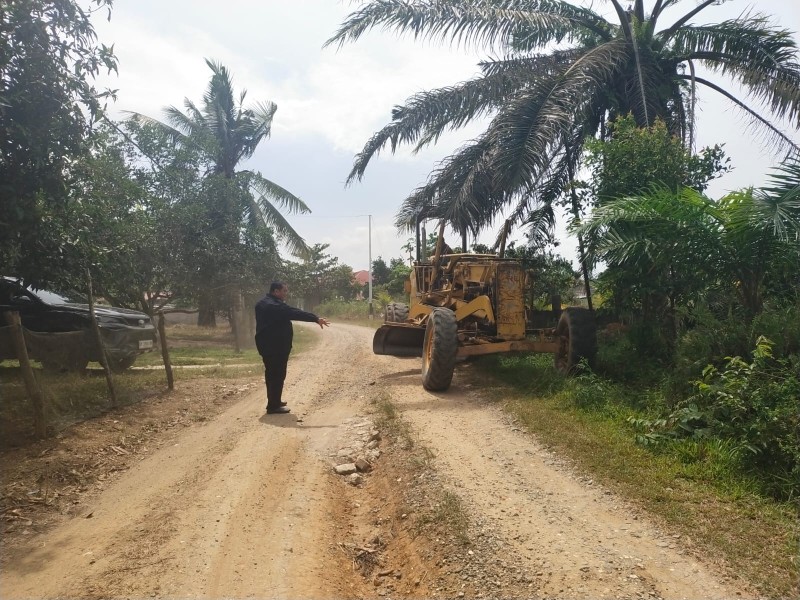 Bukti Loyalitas ke Masyarakat, Ketua DPRD Inhu Benahi Jalan Rusak Sepanjang 4 Km
