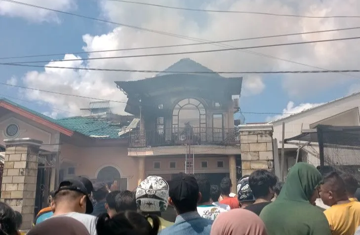 Diduga Korstleting Listrik, Rumah Dua Lantai di Pekanbaru Terbakar