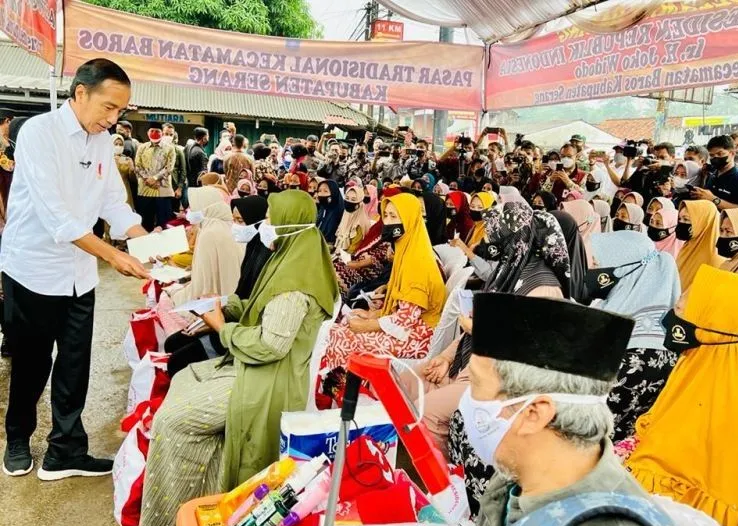 Presiden Jokowi Bagi Bansos dan Cek Harga Minyak Goreng di Pasar Baros Serang