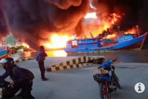 Sejumlah kapal di Dermaga Batere Cilacap terbakar