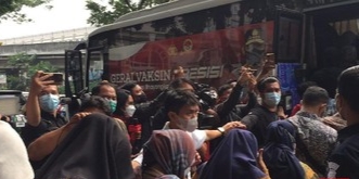 Polisi Gerebek Kantor Pinjol Ilegal di Penjaringan, 27 Orang Diamankan