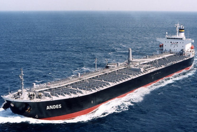 Kapal Tanker dengan Minyak Mentah Kandas di Selat Singapura