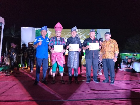 Terima Penghargaan dari Dinas Kebudayaan Provinsi Riau,Rahmat Pantun:Terimakasih Pak Zulkifli Indra atas Kepeduliannya