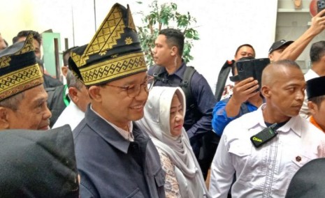 Disambut Gubernur Riau, Anies Dipakaikan Tanjak Melayu