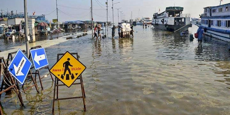 Banjir Rob di Pesisir Jakarta Berangsur Surut