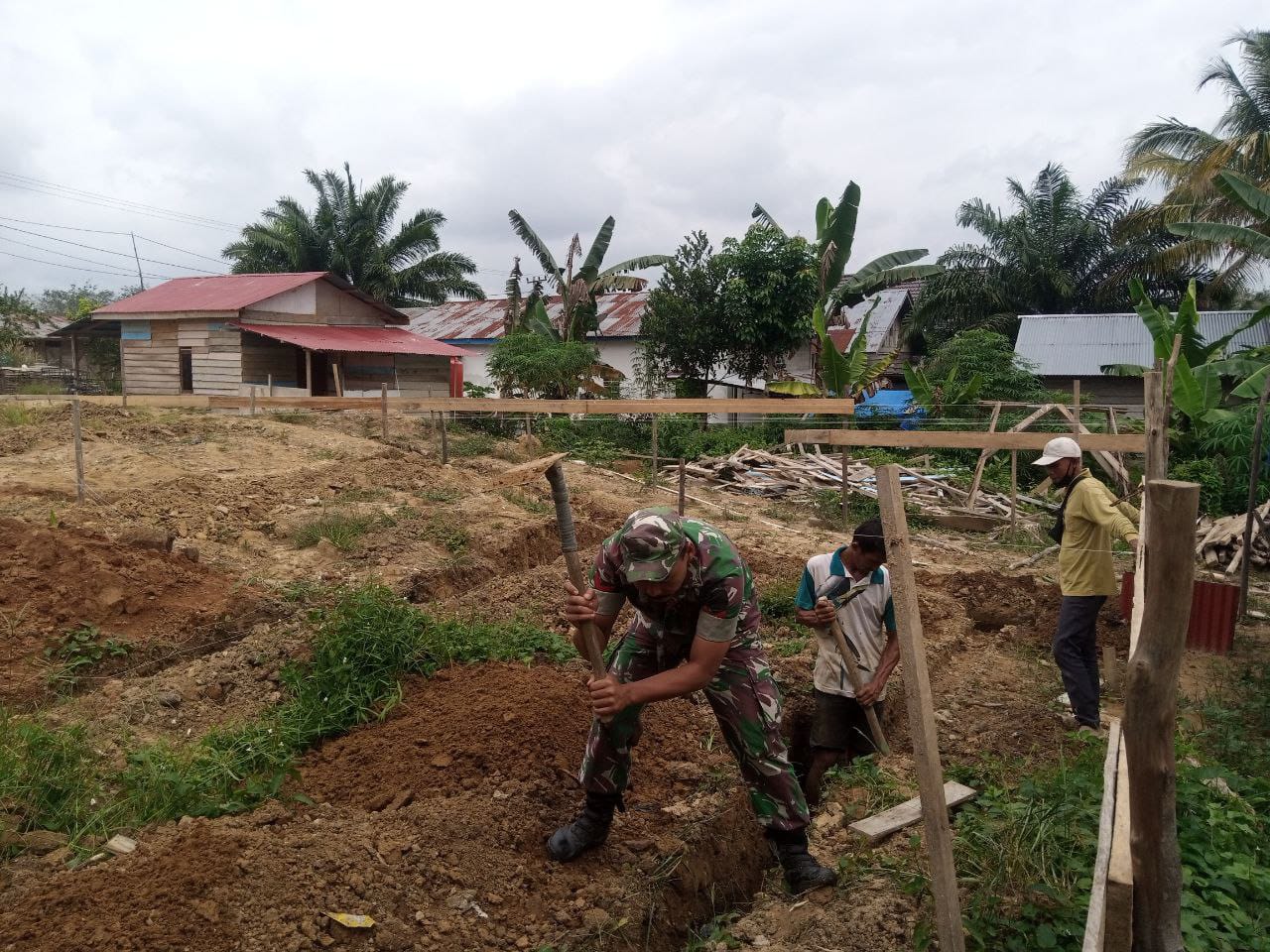 Agar Dekat Dengan Rakyat Babinsa Bantu Warga Membuat Pondasi  Rumah