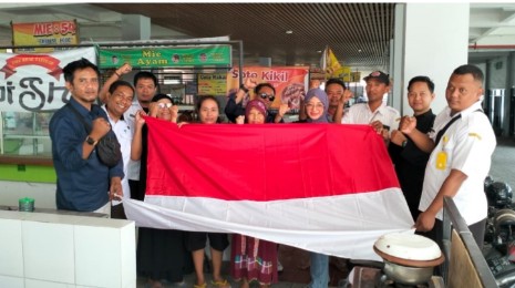 Sambut HUT ke-78 RI, JMSI dan IPSI Bojonegoro Bagikan Ratusan Bendera Merah Putih