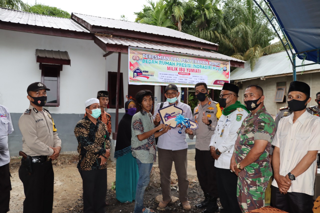 Kapolres Inhu Serahkan Kunci Rumah Baru Untuk Yumiati Dari Program Bersih