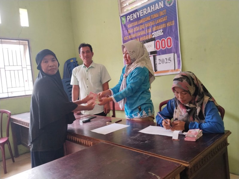 Penyerahan BLT Desa Rantau Langsat Berjalan Lancar