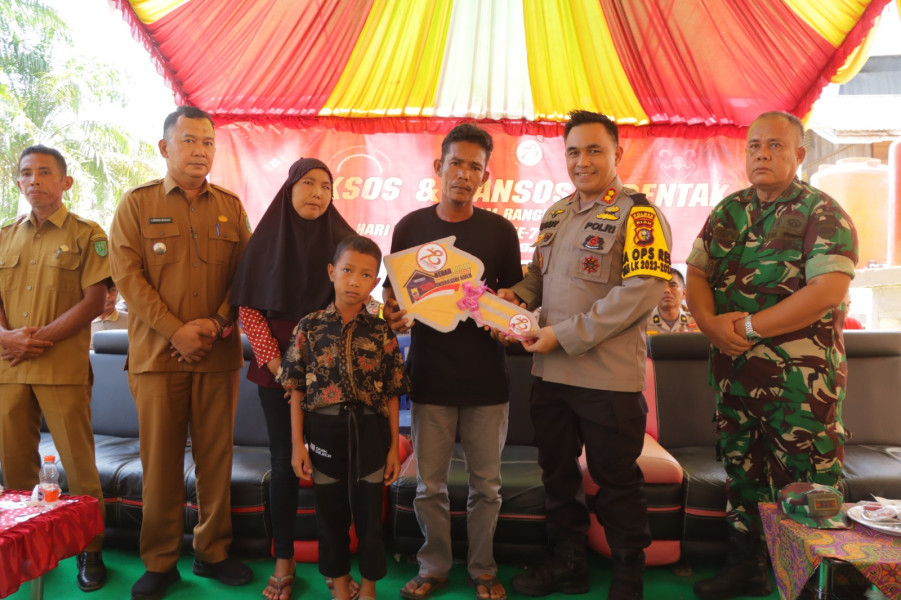 Kapolres Inhu Serahkan Bantuan Sumur Bor dan Resmikan Program Bersih Ke-18