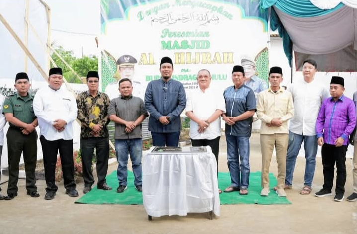 Bersama Deddy Handoko, Bupati Inhu Resmikan Renovasi Masjid Al-Hijrah dan Berikan Bantuan Sosial
