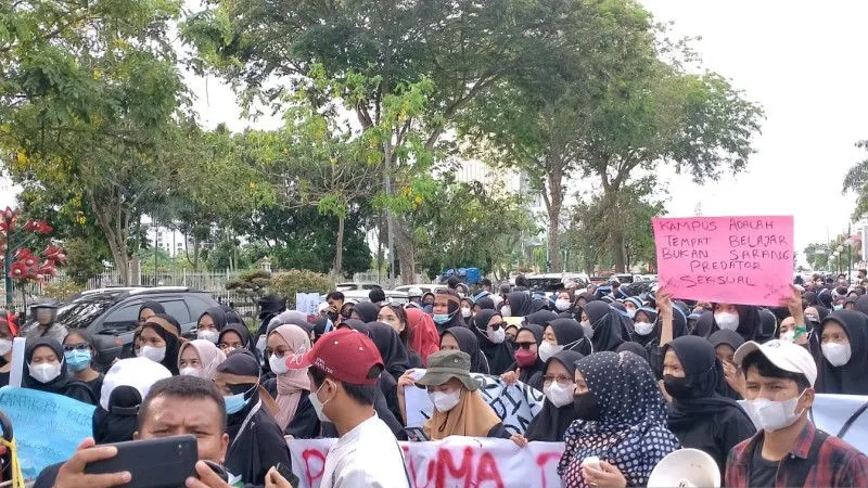 Perempuan di Pekanbaru Tolak Pembebasan Dekan Nonaktif UNRI