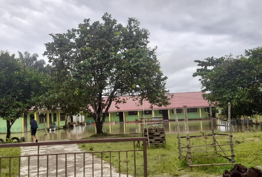 Sungai Indragiri Meluap, MTs Thariqul Hidayah Liburkan Siswa Akibat Banjir